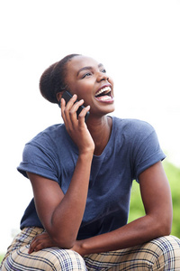 有吸引力的年轻非洲裔美国妇女的肖像谈论手机和笑