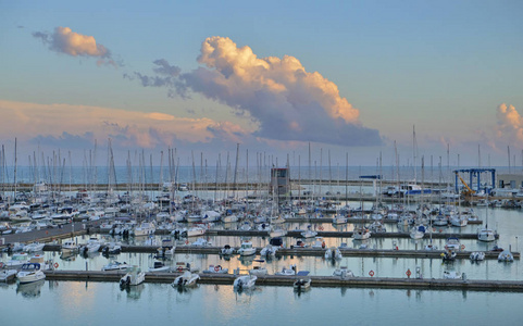 意大利, 西西里岛, 地中海, 滨海堤沙船和豪华游艇在口岸在日落