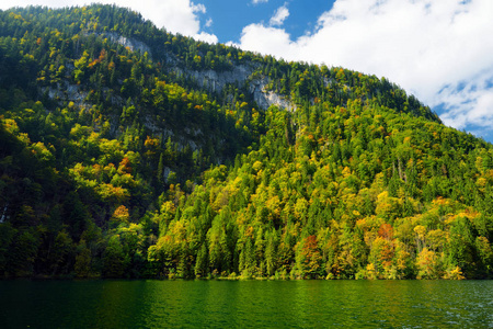 令人惊叹的深绿色水域的 Konigssee, 被称为德国最深和最干净的湖泊, 位于极端东南 Berchtesgadener 土地