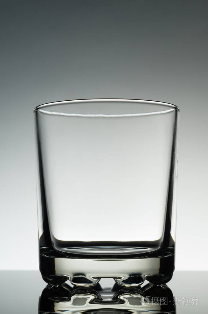 光背景上的空透明玻璃