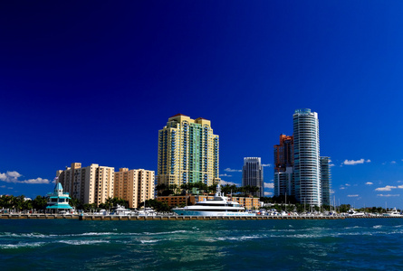 在迈阿密海滩高楼大厦图片