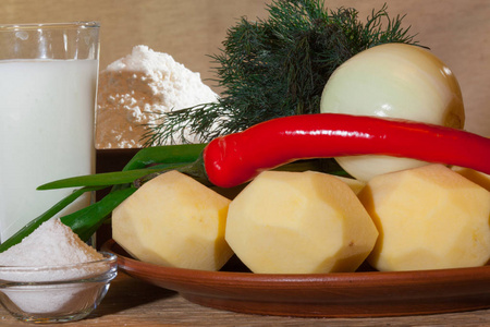 家庭烹饪配料乌克兰 vareniki 土豆, 洋葱, 盐, kefir, 面粉, 莳萝