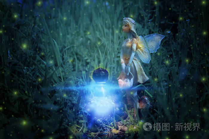 夜林中的魔幻小仙女形象