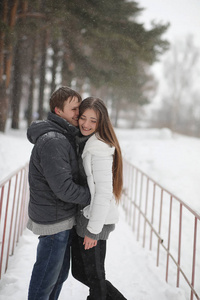 对情侣在冬天的下午，在风雪中的日期