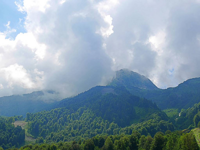 非常美丽的山, 绿色的山脉, 夏天的雪, 高山