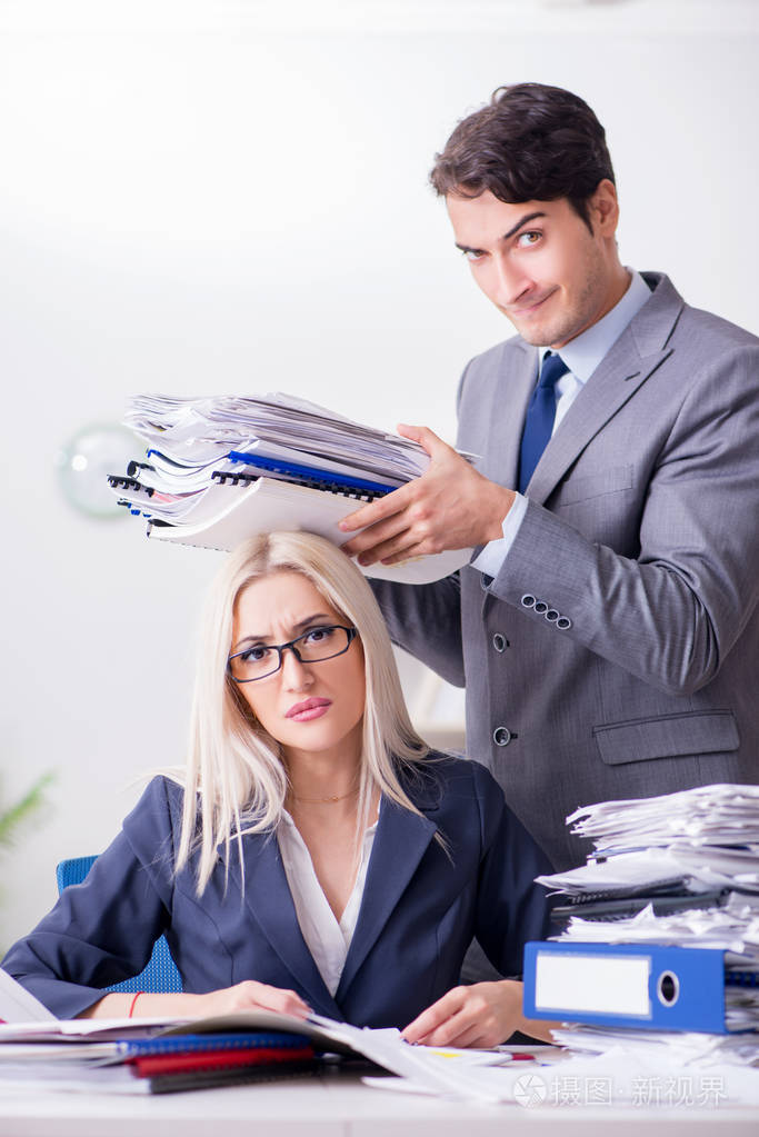 老板给他的助理秘书带来额外的工作