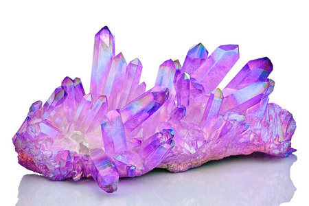 惊人的五颜六色的石英紫色钛光环晶体簇隔绝在白色背景, 天使光环矿物。美丽的稀有矿物石的宏观