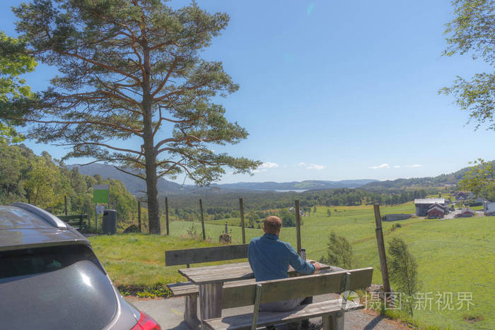 司机停在路边休息区, 欣赏美景, 在挪威享用咖啡或茶