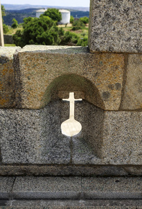 带水平狭缝的 arrowslit 的精细示例在葡萄牙 Pinhel 历史城镇的保留塔中创建十字形状