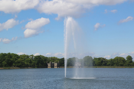 纽约市中央公园喷泉和杰奎琳  肯尼迪与曼哈顿天际线的奥纳西斯水库