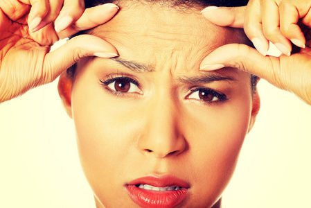 女人皱纹面对衰老前后的概念检查皱纹的女人四十年老的女人有样子的在