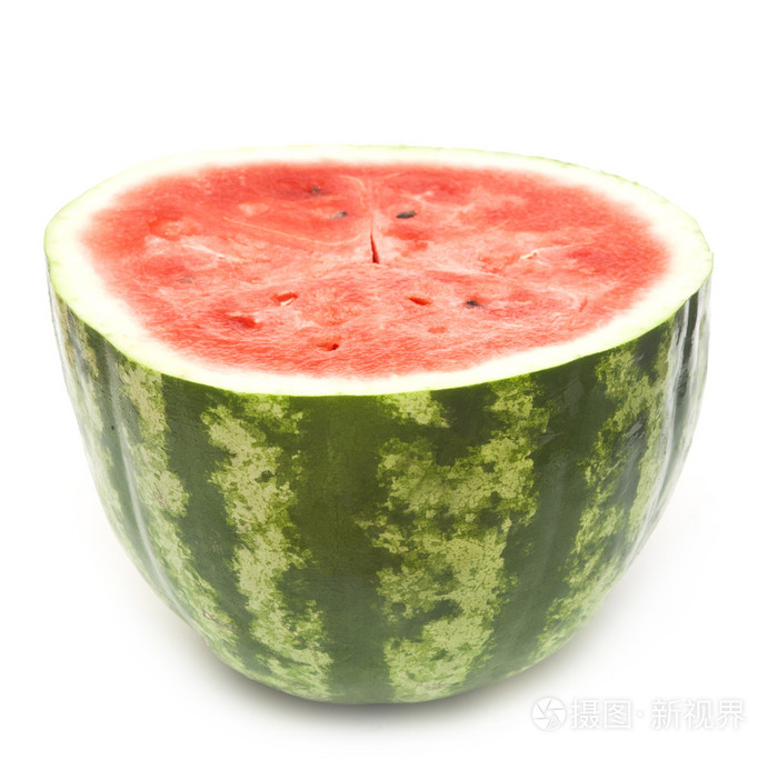 半片在白色背景上的成熟甜西瓜