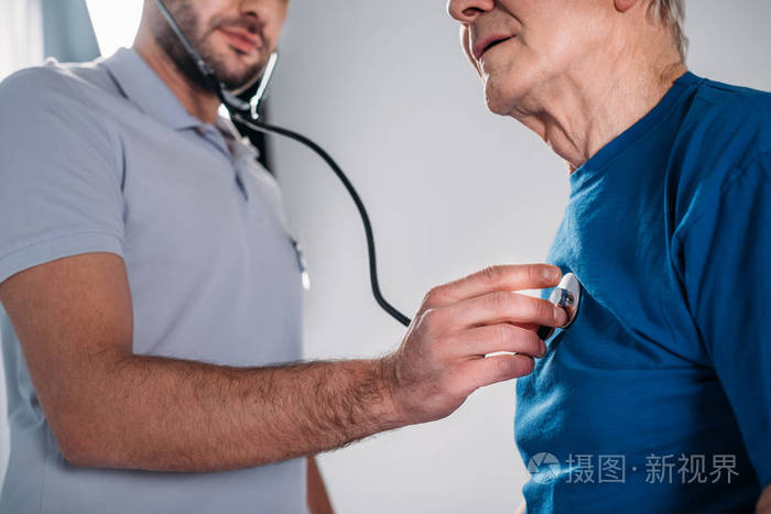 康复治疗师用听诊器检查老年人心跳的镜头
