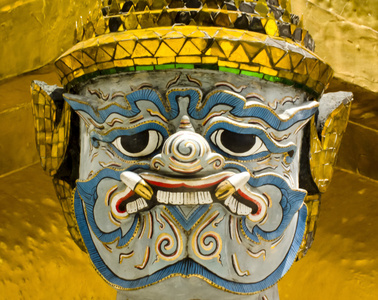 在寺的脸监护人雕像