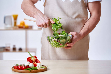 厨师在厨房做健康蔬菜沙拉, 特写, 选择性聚焦