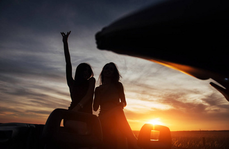 年轻的两个女人在拍照.