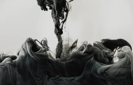 灰色混合灰色的水中浅灰色和黑色墨水混合的特写视图照片