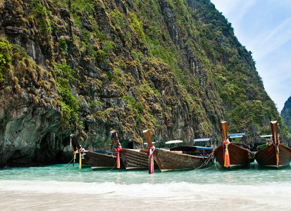 在泰国岛附近的几个泰国渔船