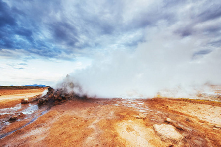 Fumarole 在 Namafjall 冰岛的领域。风景如画的森林和山脉