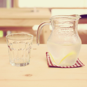 罐的柠檬水