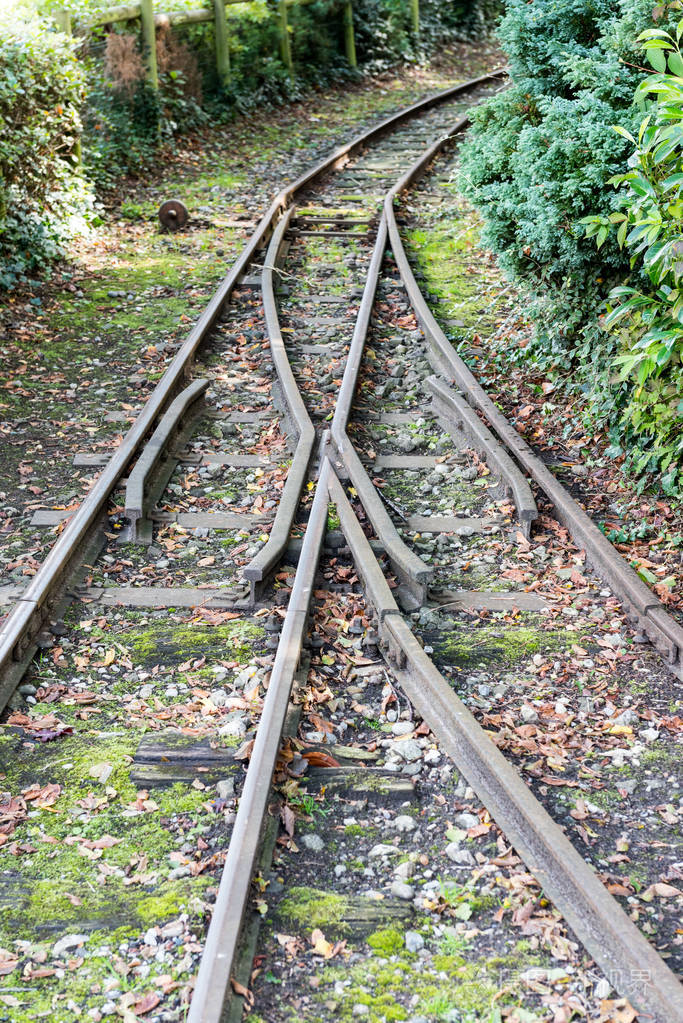 铁路轨道交叉和走向不同方向