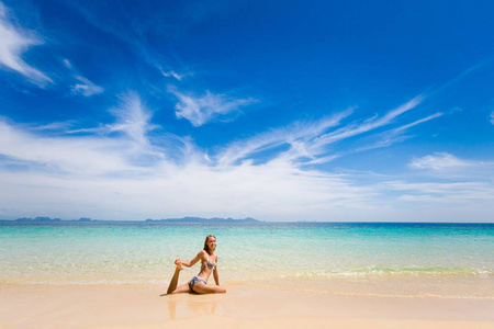 热带泰国海滩瑜伽