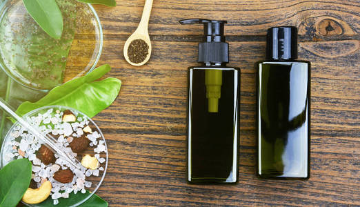 化妆品瓶容器用绿色草本叶 空白标签包为品牌样机，天然有机美容产品概念