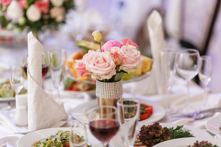 豪华的婚礼招待会在餐馆。时尚的装饰和装饰。餐饮餐桌