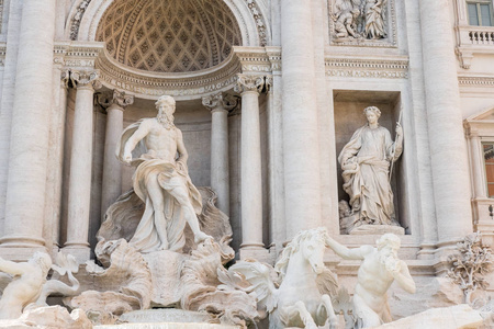 详细的雕像在许愿池或许愿喷泉。意大利罗马的喷泉。它是最大的巴洛克式的喷泉在城市和最美丽在世界上