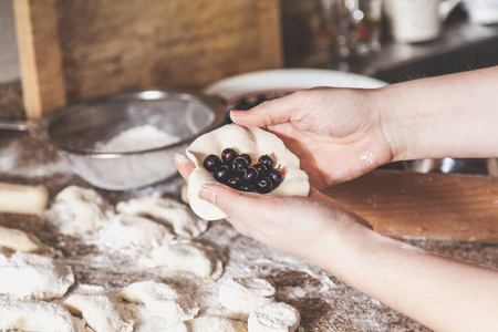 妇女的手做饺子与黑莓果