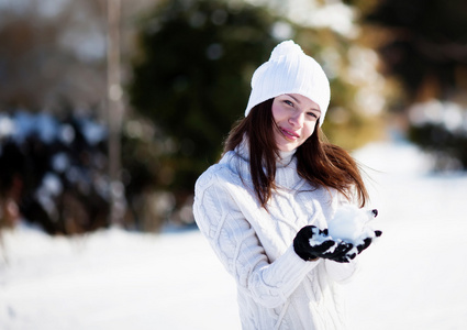 女孩玩雪