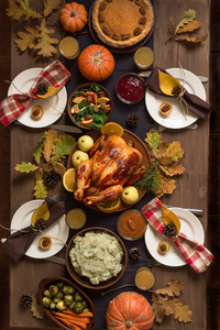 感恩节晚餐背景与土耳其和所有方面的传统菜肴, 南瓜馅饼, 秋季叶子和季节性秋季装饰, 顶部视图, 复制空间