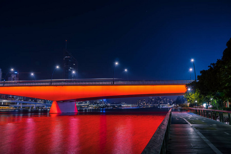 布里斯班夜间大桥超亮红色霓虹灯照明
