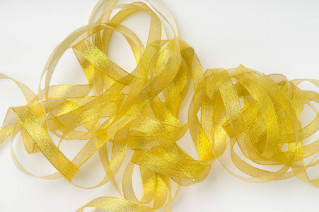 白色背景下螺旋花纹的闪亮金色丝带