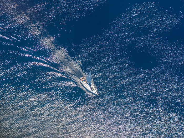 鸟瞰帆船游艇在爱奥尼亚海