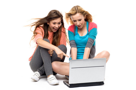 两个年轻妇女用的笔记本电脑