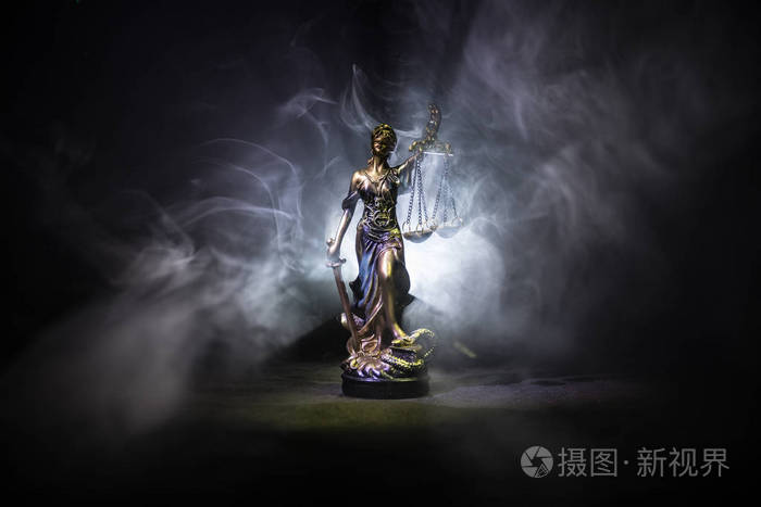 正义雕像-夫人正义或 iustitia/justitia 在黑暗的火背景上的罗马正义