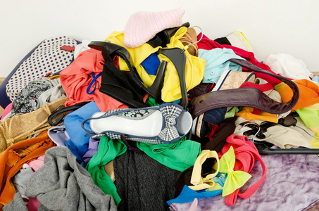 紧靠一大堆的衣服和配件扔在地上