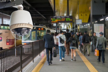 闭路电视摄像机或监视操作在火车站与背景中的人
