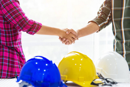 专业工程师团队在办公中心工作时握手.,职业,安全,施工理念照片