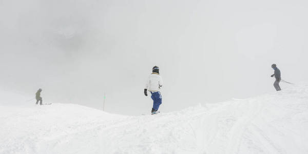 游客滑雪和滑雪在雪山, 惠斯勒, 不列颠哥伦比亚省, 加拿大