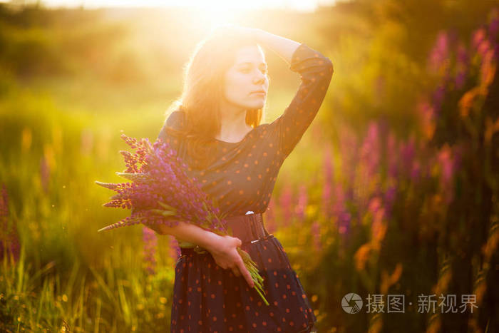阳光照在脸上.春天, 夏天.美丽的早晨, 晚上照明