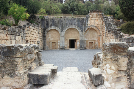 在以色列 Kiriyat Tivon 市的梅阿谢阿里姆国家公园里的墓地入口