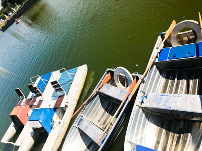 在运河上的池塘湖的小船和双体船与绿色花水停泊在岸边