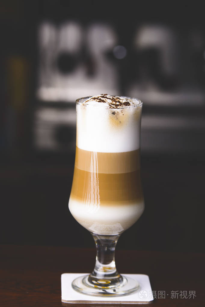 酒吧里有冰咖啡酒吧里的一杯冰咖啡
