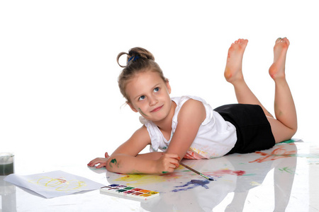 一个小女孩用油漆和刷子作画