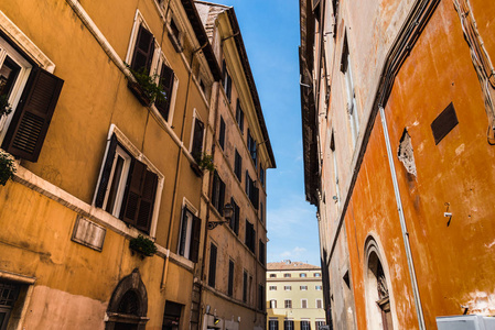意大利罗马狭窄小巷中的老建筑