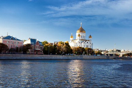 美丽的城市风景, 俄罗斯的首都, 莫斯科。河的看法, 市中心并且基督的大教堂救世主