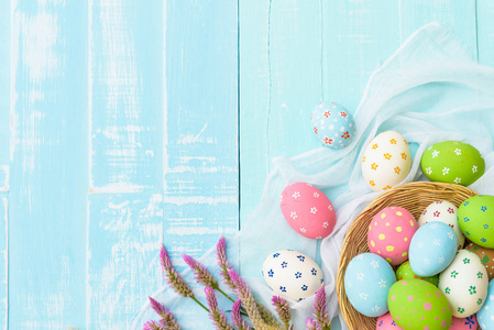 复活节快乐五颜六色的复活节彩蛋在巢与纸星