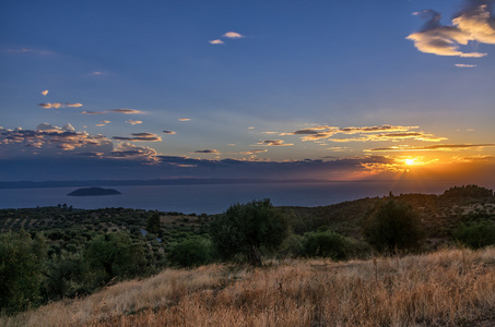 黄昏在遮阳伞和 chalkidiki 希腊，森林大海